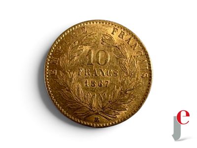 gros plan d'une pièce d'or sur une surface blanche