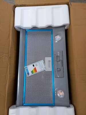 un petit réfrigérateur dans un carton sur lequel est collée une étiquette
