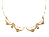 un collier en or composé d'une chaîne et de trois feuilles