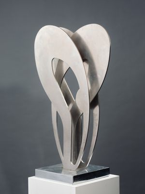 sculpture représentant une paire de cuillères posées sur un socle blanc