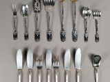 beaucoup de cuillères et de fourchettes en argent sur la table