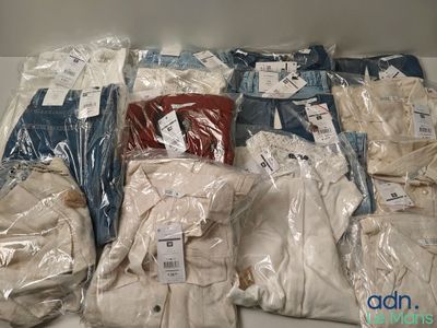 de nombreux types de vêtements sont exposés dans le magasin