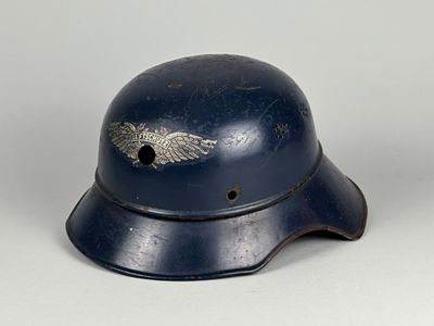 un vieux casque bleu orné d'un aigle sur le côté