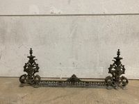Devant de cheminée (ou barre de foyer) en bronze, composé de… (photo 3)