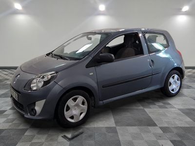 la photo d'une petite voiture garée dans un garage
