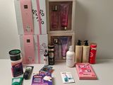tout un tas de produits de beauté posés sur une table