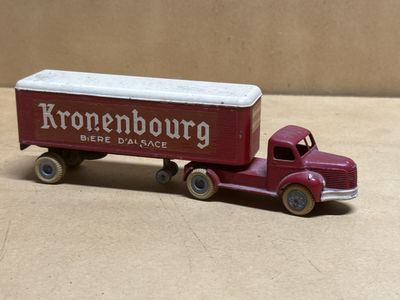 un camion jouet posé sur une table