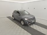 la photo d'une voiture dans un garage au sol en damier
