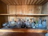 une étagère en bois remplie de bouteilles en verre et de flacons