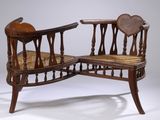 une chaise en bois dont l'assise a la forme d'un cœur