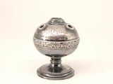 un vase en argent posé sur un socle, sur fond blanc