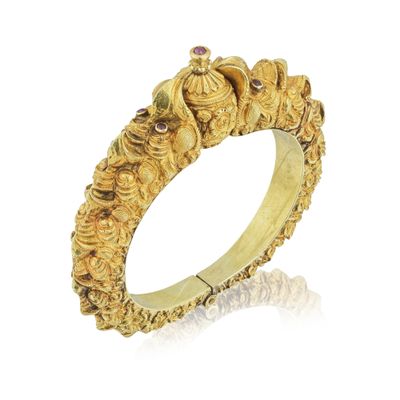 gros plan d'une bague en or sur fond blanc