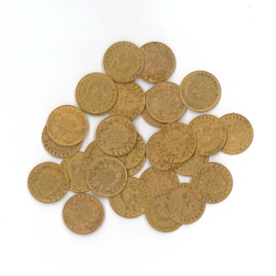 quelques pièces d'or sont éparpillées sur une surface blanche