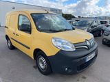 une camionnette jaune garée sur un parking à côté d'autres voitures