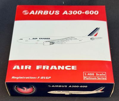 une boîte sur laquelle est représenté un avion