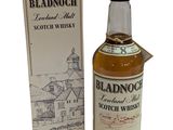 une bouteille de whisky écossais d'assemblage à côté d'une boîte en carton