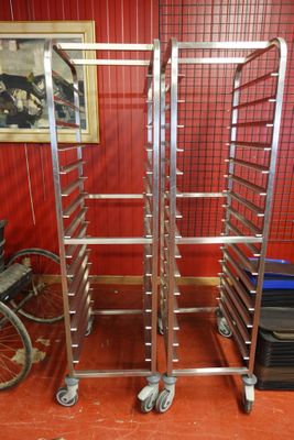 une photo représentant un porte-vélos métallique à roulettes, avec un vélo en arrière-plan