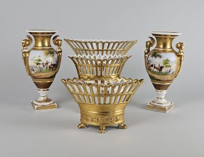 trois vases posés l'un à côté de l'autre sur une table