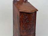 une petite boîte en bois ornée de sculptures