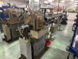 de nombreuses machines qui fonctionnent ensemble dans une usine