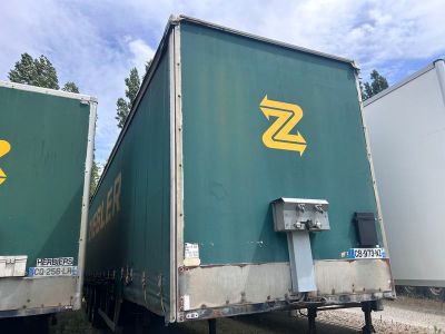 deux semi-remorques garées côte à côte sur le bord de la route