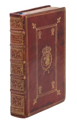 un vieux livre relié en cuir, orné de dorures et doté d'une couverture décorative