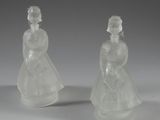 une paire de figurines en verre dépoli représentant une femme et un homme