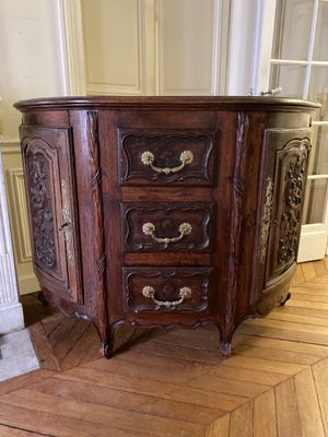 une photo d'une armoire en bois dans un coin d'une pièce