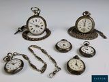 de nombreux types de montres de poche présentés sur une table