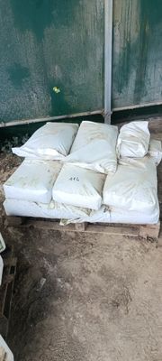 un matelas posé à même le sol, dans la terre