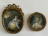 deux photos encadrées représentant une femme en robe bleue et une dame en robe blanche