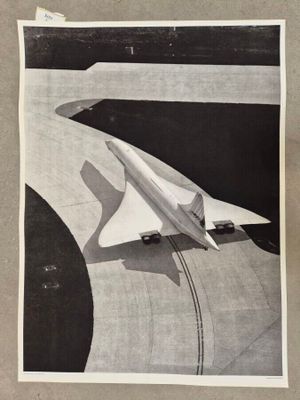 une photo en noir et blanc d'un avion au sol