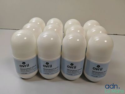 six flacons de déodorant blanc posés sur une table