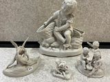 quatre figurines représentant un garçon et une fille assis sur un bateau