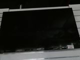 un téléviseur à écran plat fixé au mur d'une pièce