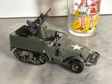 un véhicule militaire miniature muni d'un canon à l'arrière