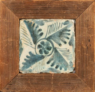 peinture représentant un carreau bleu et blanc dans un cadre en bois
