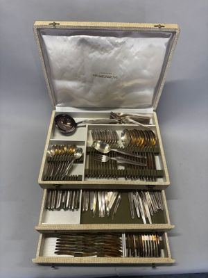 une boîte contenant de l'argenterie sur une table