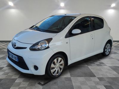 une photo d'une Toyota i-Mivo blanche garée dans un garage
