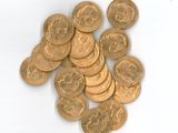 une pile de pièces d'or sur une surface blanche