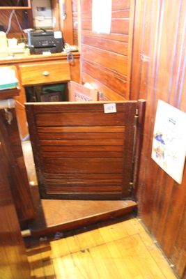 une porte en bois ouverte dans une pièce
