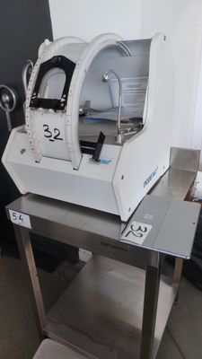 une machine posée sur une table