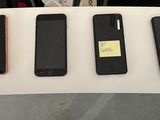 quatre téléphones portables posés les uns à côté des autres sur une table