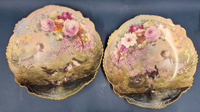 deux assiettes ornées de fleurs sont posées sur une surface bleue