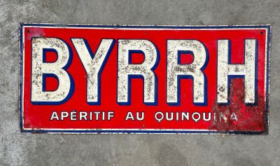 une enseigne portant l'inscription « byrrh » sur le mur d'un immeuble