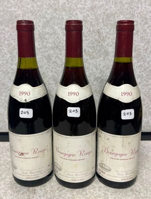 trois bouteilles de vin posées les unes à côté des autres sur un comptoir