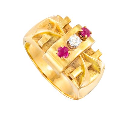 une image représentant une bague en or sertie de rubis et de diamants