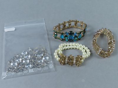 cinq bracelets différents et une bague posés sur une table