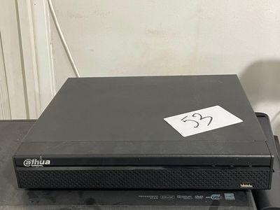 un lecteur DVD noir posé sur une table