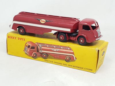 un petit camion rouge posé sur une boîte
